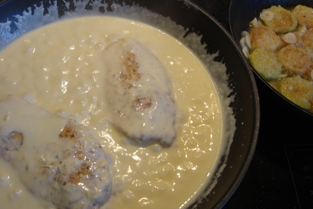 Куриное филе в сырно-сливочном соусе с гарниром из кабачков.: шаг 3