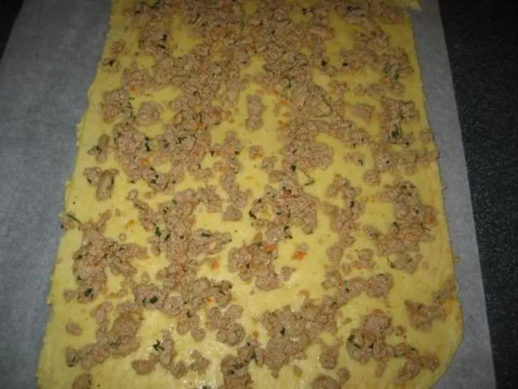 Нежный картофельный рулет  с мясом: шаг 3