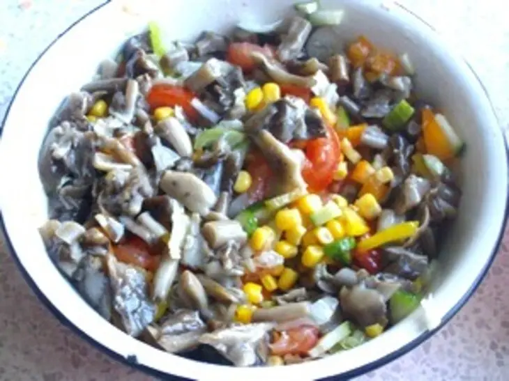 Салат овощной с грибами: шаг 3