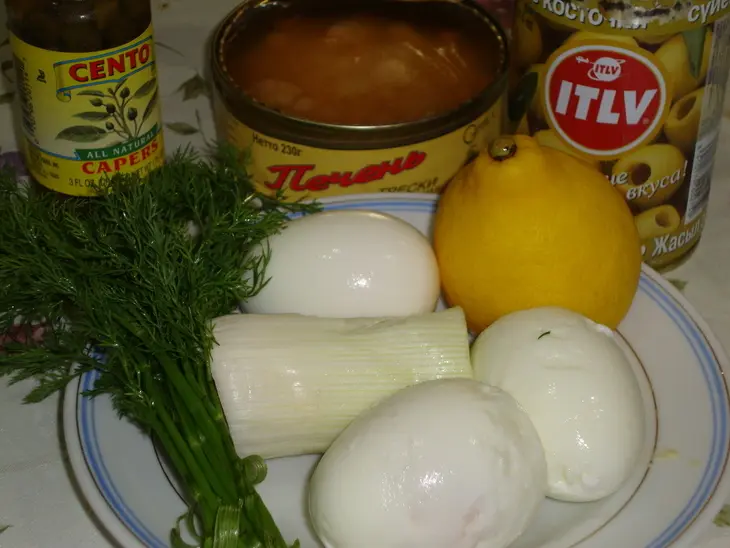 Салат из печени  трески с оливками и каперсами: шаг 1