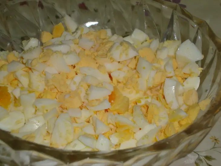 Салат из печени  трески с оливками и каперсами: шаг 2