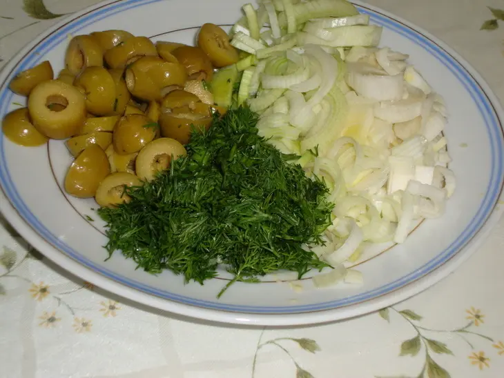 Салат из печени  трески с оливками и каперсами: шаг 3