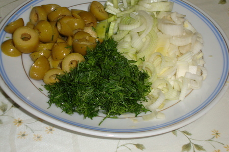 Салат из печени  трески с оливками и каперсами: шаг 3