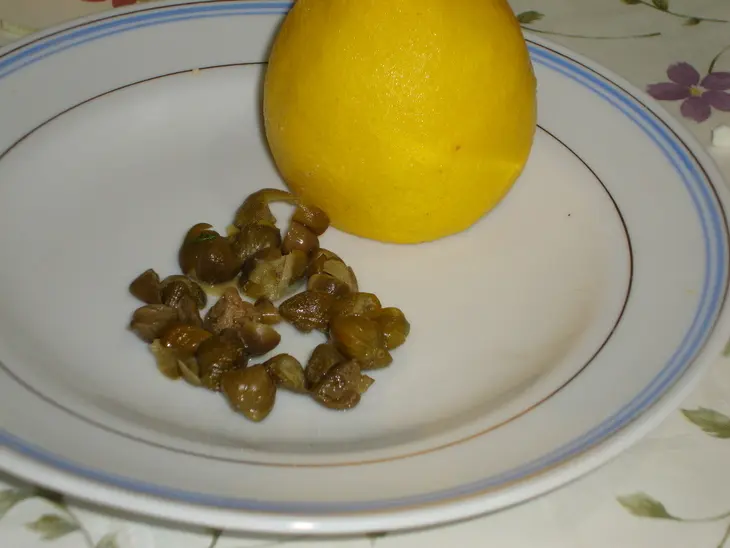 Салат из печени  трески с оливками и каперсами: шаг 4