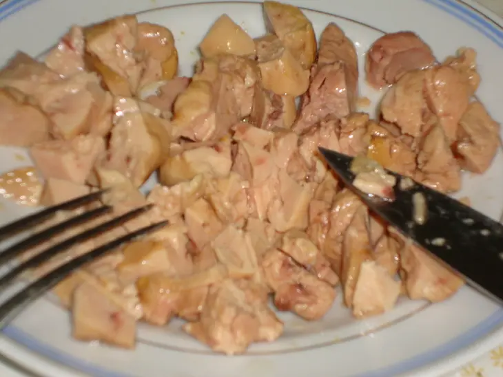 Салат из печени  трески с оливками и каперсами: шаг 6