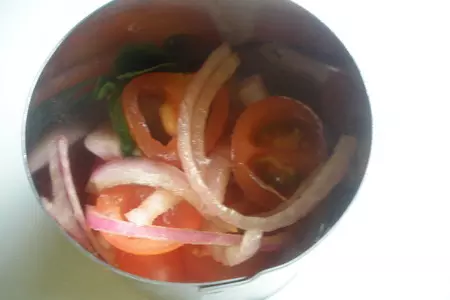 Тиан с креветками, авокадо и маринованными помидорами: шаг 1