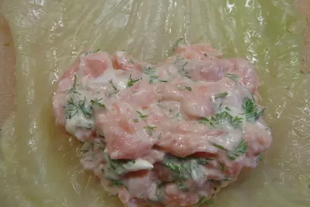 Домашние голубцы с семгой и китайской капустой.: шаг 4