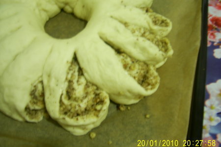 Рулет из дрожжевого теста с ореховой начинкой: шаг 6