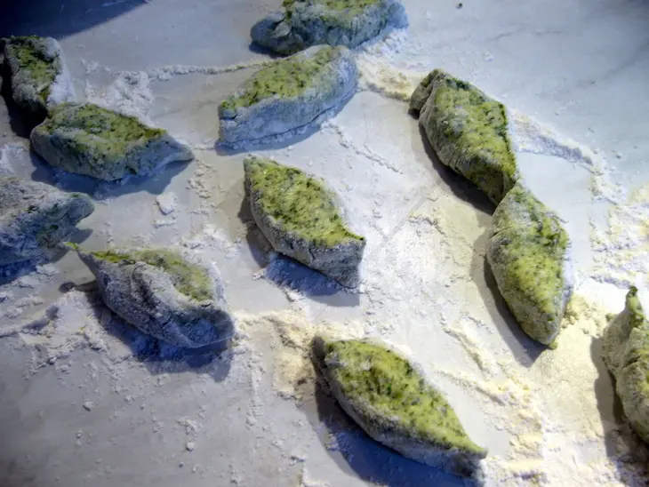 Malfatti (сырно-шпинатные ньокки-неряхи) со сливочным  маслом и шалфеем: шаг 4