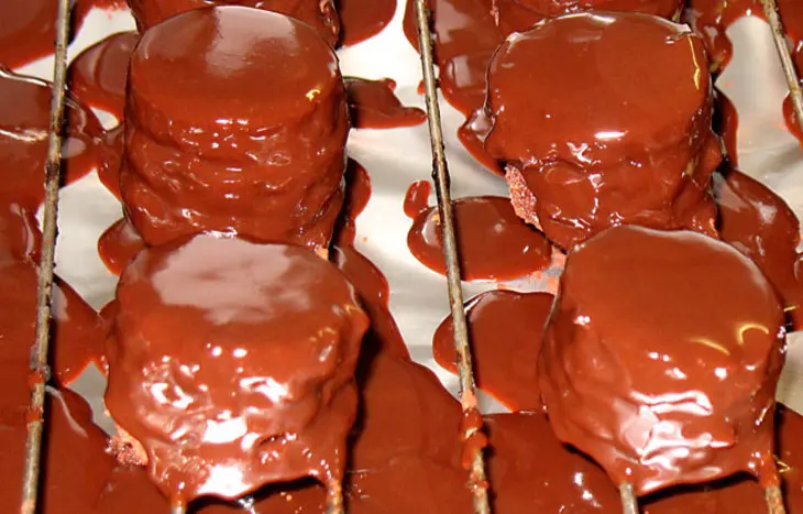 Шоколадно-вишнёвые petit fours (пти фур): шаг 4