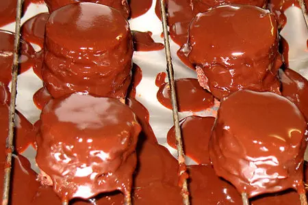Шоколадно-вишнёвые petit fours (пти фур): шаг 4