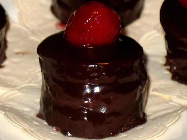 Шоколадно-вишнёвые petit fours (пти фур): шаг 5