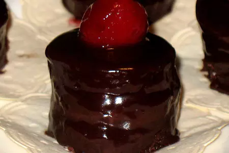 Шоколадно-вишнёвые petit fours (пти фур): шаг 5