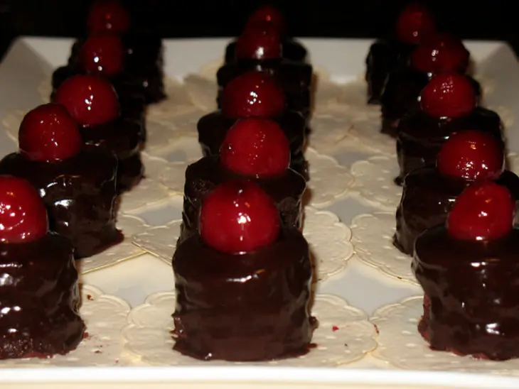Шоколадно-вишнёвые petit fours (пти фур): шаг 6