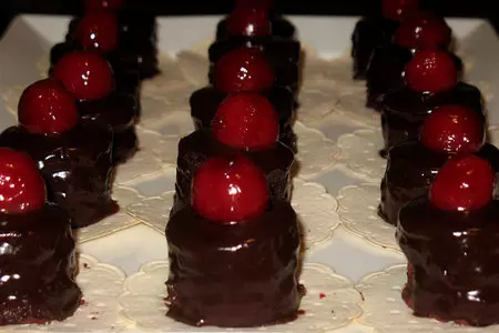 Шоколадно-вишнёвые petit fours (пти фур): шаг 6