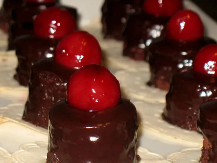 Шоколадно-вишнёвые petit fours (пти фур): шаг 7