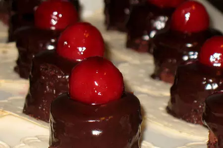 Шоколадно-вишнёвые petit fours (пти фур): шаг 7