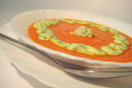 Томатный суп-пюре с кедровыми орехами и зеленым соусом.: шаг 3
