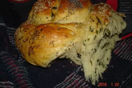 Хлебная плетенка с зеленью и красным перцем: шаг 6