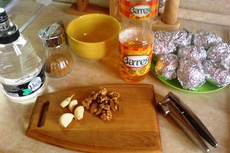 Картофель запеченый с соусом и салатом: шаг 5