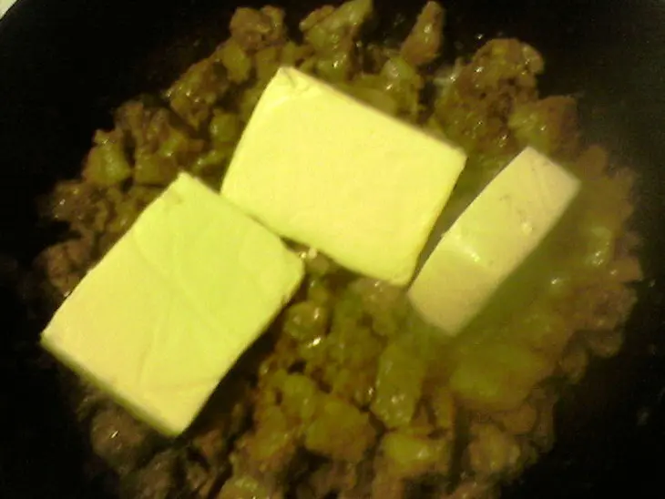 Сырно-молочный соус с грибами и мясом: шаг 2