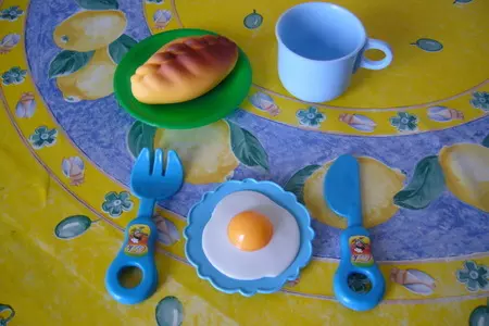 Смайлик из яйца: шаг 2