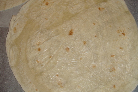 Мексиканские лепешки tortillas запеченые с сулугуни и помидором.: шаг 1