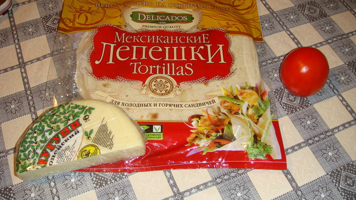 Мексиканские лепешки tortillas запеченые с сулугуни и помидором.: шаг 5