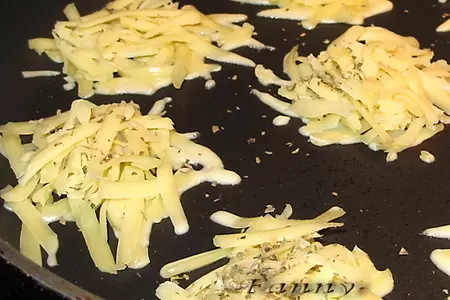 Салат с анчоусами и сырными чипсами: шаг 1