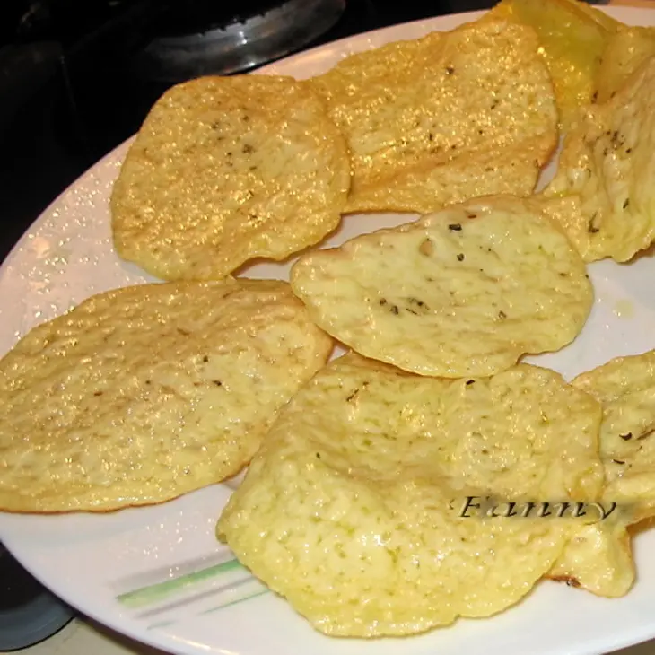 Салат с анчоусами и сырными чипсами: шаг 2
