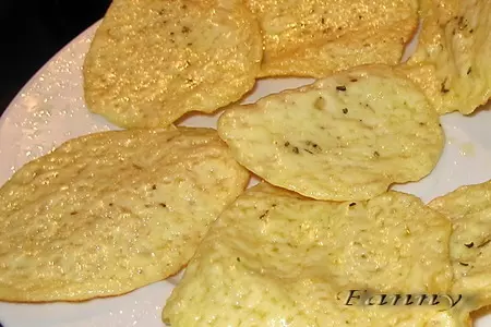Салат с анчоусами и сырными чипсами: шаг 2