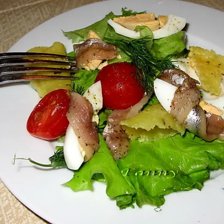 Салат с анчоусами и сырными чипсами: шаг 3