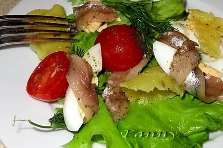 Салат с анчоусами и сырными чипсами: шаг 3