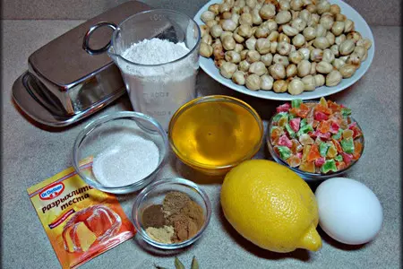 Пряники медовые с орехами и цукатами "упоение".: шаг 1