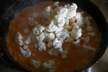 Карри из цветной капусты с горошком: шаг 2