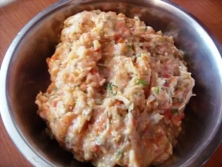 Голубчики из китайской капусты+куриные котлетки на картофельных подушечках (фарш экспериментальный): шаг 1