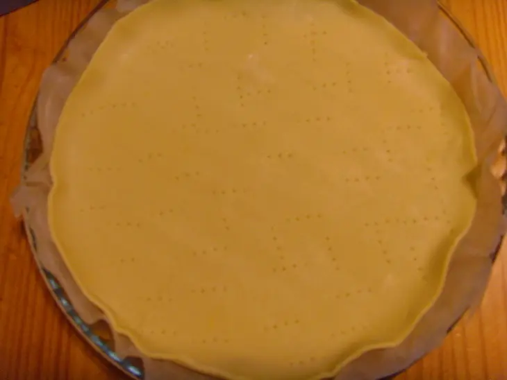 Киш (открытый пирог) из лука-порея, курочки и омлета: шаг 1