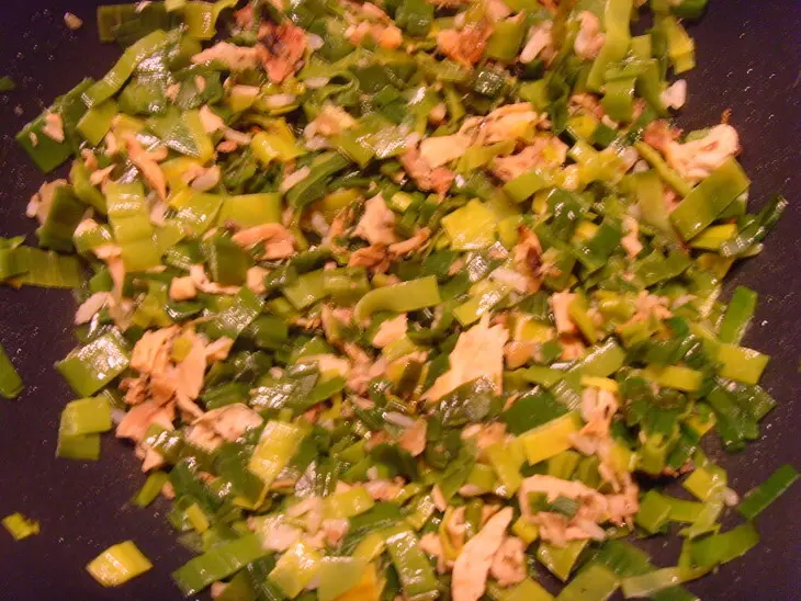 Киш (открытый пирог) из лука-порея, курочки и омлета: шаг 2