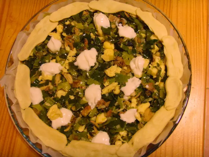 Киш (открытый пирог) из лука-порея, курочки и омлета: шаг 4