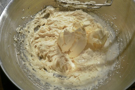 Миндальный шифоновый бисквит, масляный крем, мастика и свадебный торт с их участием: шаг 20