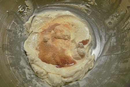 Миндальный шифоновый бисквит, масляный крем, мастика и свадебный торт с их участием: шаг 21