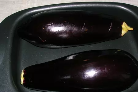 Салат из печеных баклажанов с грецкими орехами и травами по-гречески: шаг 1