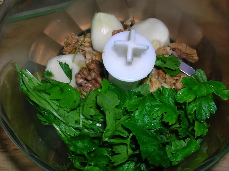 Салат из печеных баклажанов с грецкими орехами и травами по-гречески: шаг 4