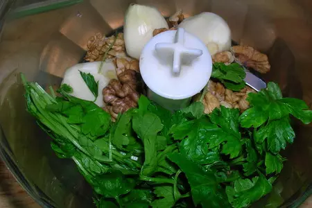 Салат из печеных баклажанов с грецкими орехами и травами по-гречески: шаг 4