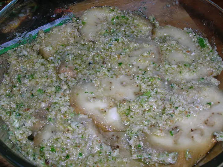 Салат из печеных баклажанов с грецкими орехами и травами по-гречески: шаг 6