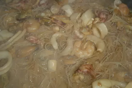 "морской коктейль" с рисовой вермишелью: шаг 5