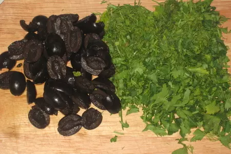 Курица,тушеная с маслинами и овощами и с добавлением гнезд.: шаг 1