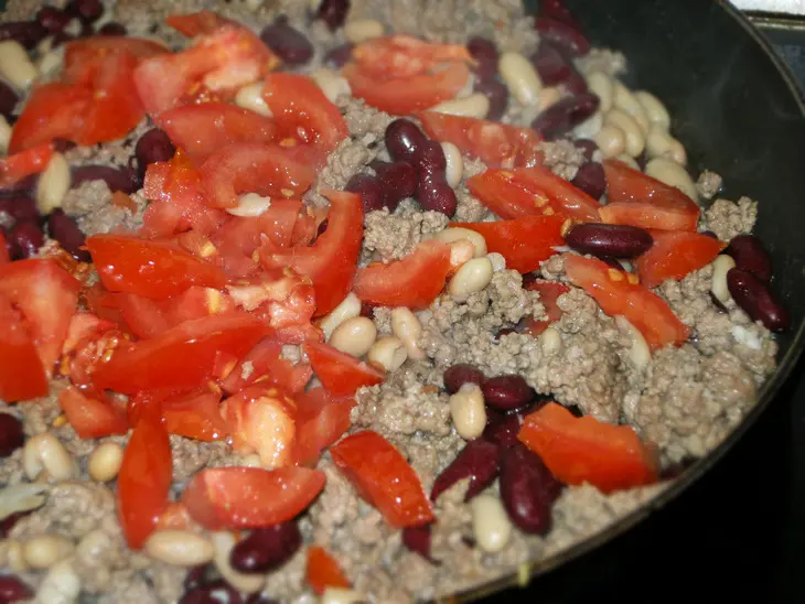 Мясная запеканка с фасолью под сырным соусом.: шаг 2