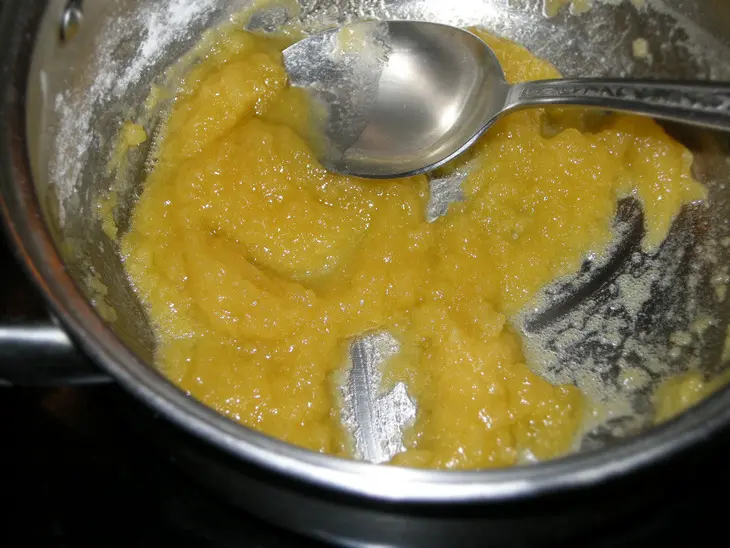 Мясная запеканка с фасолью под сырным соусом.: шаг 3