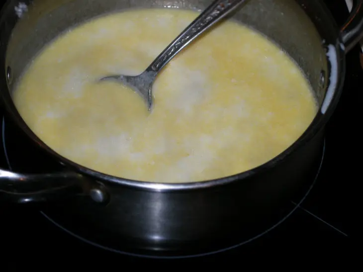 Мясная запеканка с фасолью под сырным соусом.: шаг 4